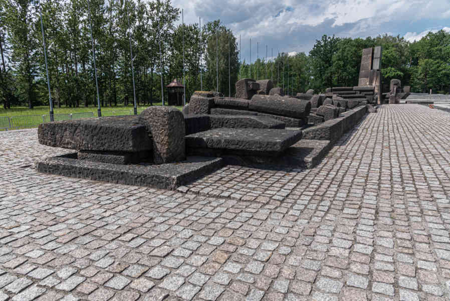 Polonia 045 - Auschwitz ll-Birkenau - monumento Internacional a las Víctimas del Campo.jpg